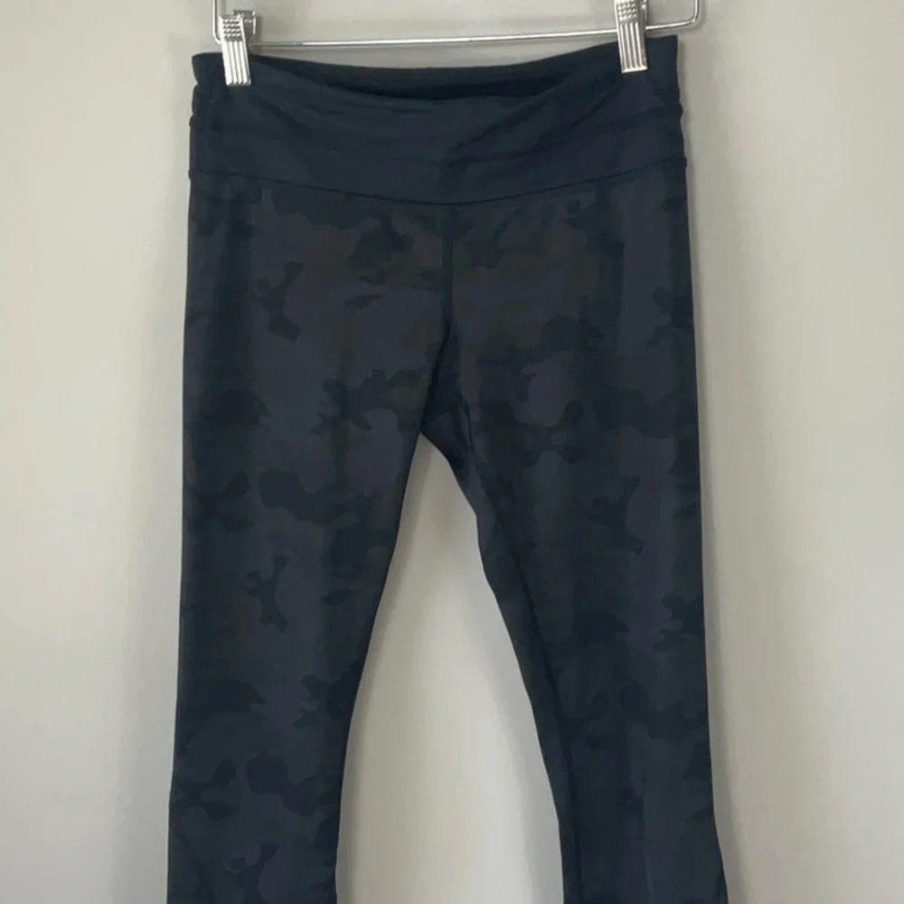 Lululemon camo black capri - Picture 2 of 11